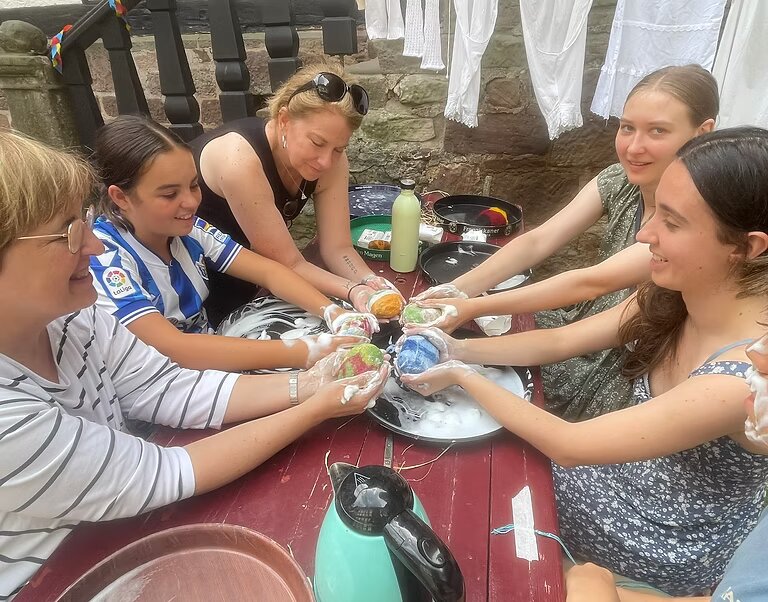 Jugendliche beim Basteln